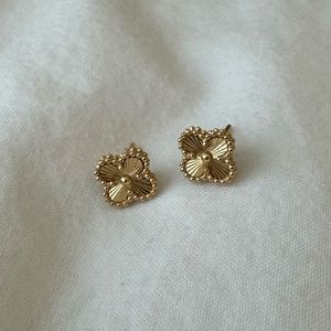 NWOT Four Leaf Clover/Club Gold Earrings